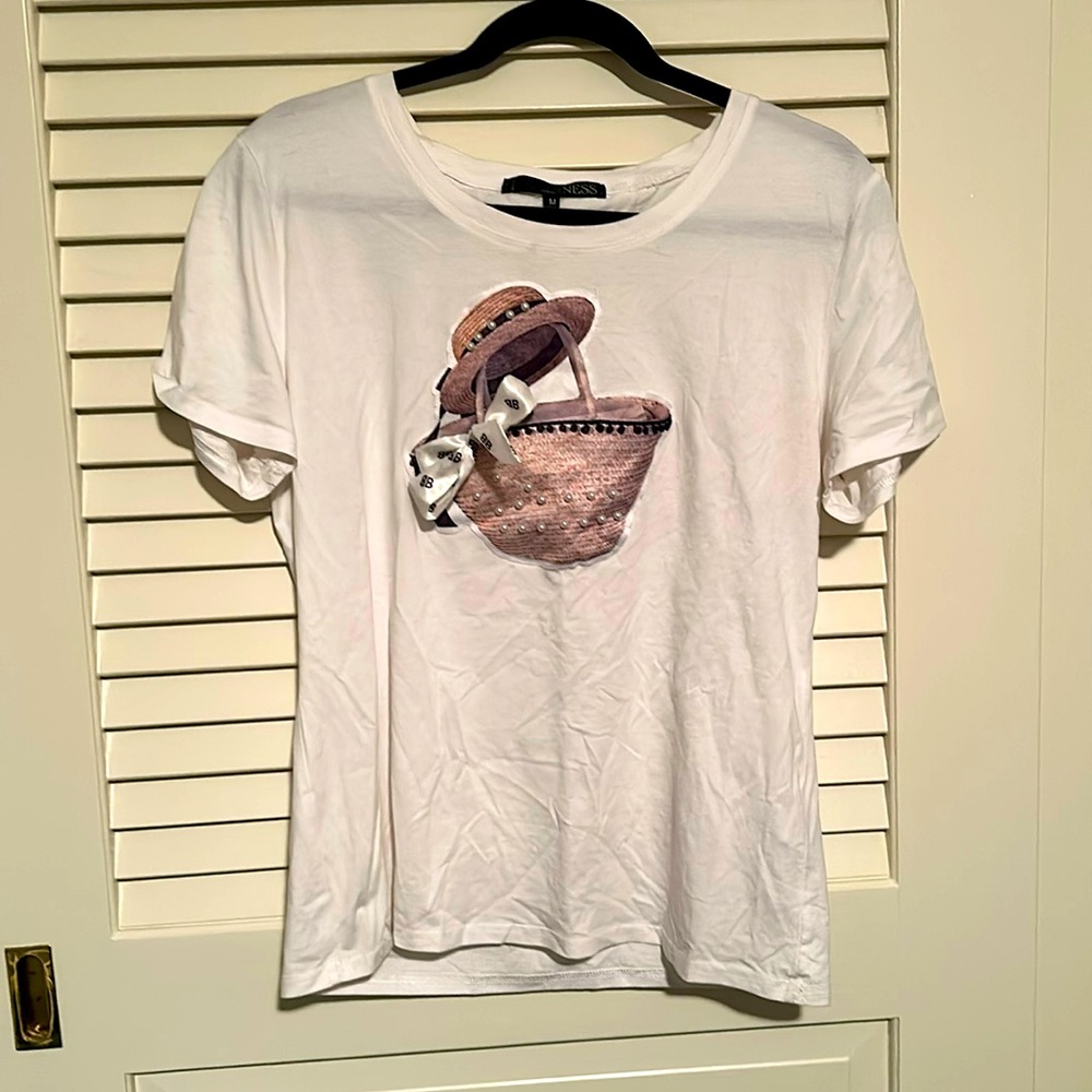 White size M graphic T with bow
